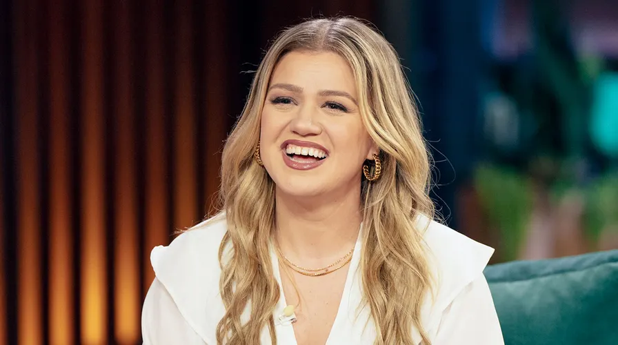 Who is Kelly Clarkson Dating?