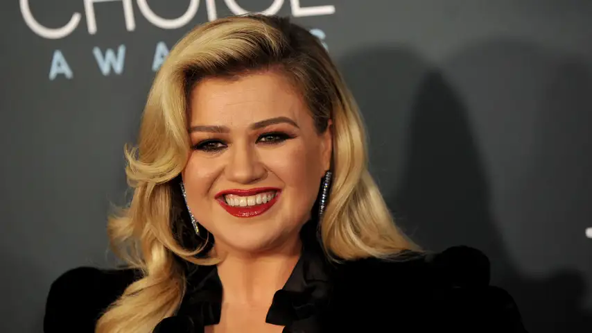 Who is Kelly Clarkson Dating?